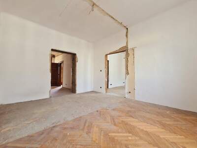 Altbauwohnung mit Balkon kaufen in 1130 Wien (Bild 2)