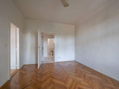 Altbauwohnung mit Balkon kaufen in 1130 Wien (Bild 3)
