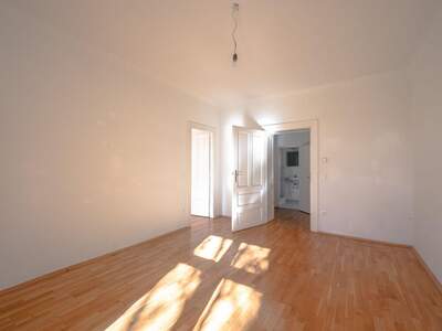 Altbauwohnung mit Balkon kaufen in 1130 Wien (Bild 2)