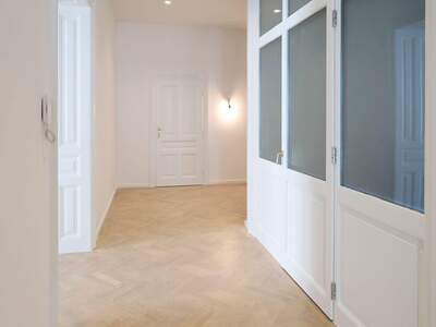 Altbauwohnung mit Balkon mieten in 1080 Wien (Bild 5)