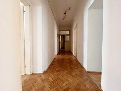 Altbauwohnung mit Balkon mieten in 8010 Graz (Bild 2)