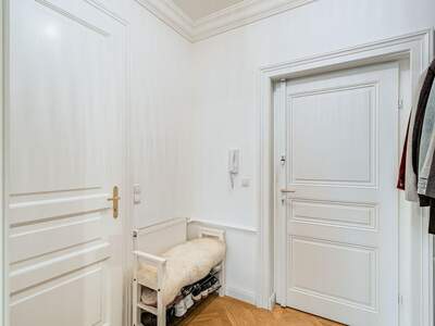 Altbauwohnung mit Balkon kaufen in 1070 Wien (Bild 4)
