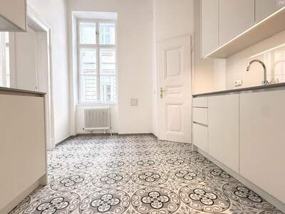 Altbauwohnung mit Balkon mieten in 1040 Wien (Bild 2)