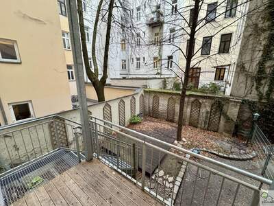 Altbauwohnung mit Balkon kaufen in 1180 Wien