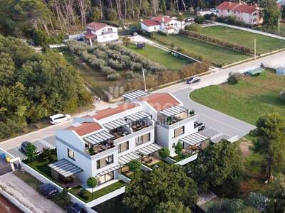 Haus mit Garten kaufen in 52440 Porec (Bild 3)