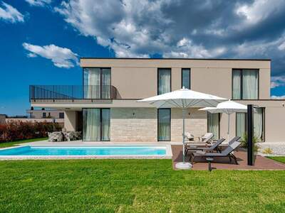 Haus kaufen in 52440 Porec (Bild 1)