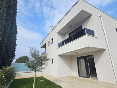 Haus mit Garten kaufen in 52466 Novigrad (Bild 1)