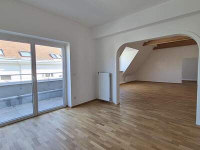 Altbauwohnung mit Balkon mieten in 1080 Wien (Bild 2)
