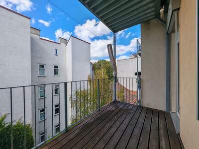 Altbauwohnung mit Balkon kaufen in 1100 Wien (Bild 2)