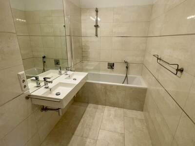 Altbauwohnung mit Balkon kaufen in 1180 Wien (Bild 2)