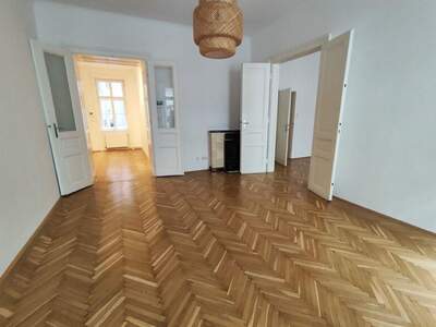 Altbauwohnung kaufen in 1070 Wien (Bild 2)