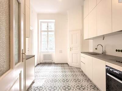 Altbauwohnung mit Balkon mieten in 1040 Wien (Bild 2)