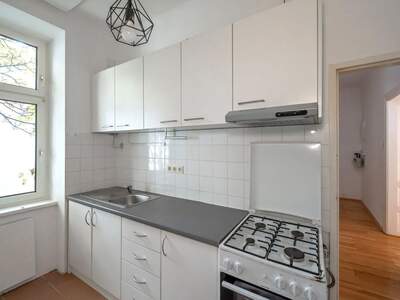 Altbauwohnung mit Balkon kaufen in 1130 Wien (Bild 4)