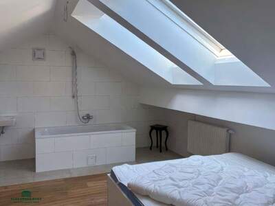 Altbauwohnung mit Balkon kaufen in 4810 Gmunden