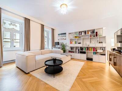 Altbauwohnung mit Balkon kaufen in 1070 Wien (Bild 1)