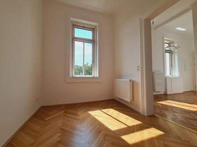 Altbauwohnung mit Balkon kaufen in 1130 Wien (Bild 5)