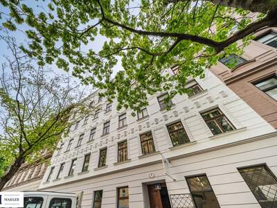 Altbauwohnung mit Balkon kaufen in 1020 Wien