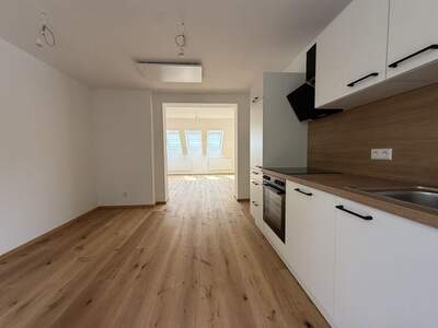 Altbauwohnung mit Balkon mieten in 8020 Graz (Bild 2)
