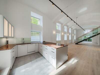 Altbauwohnung mit Balkon kaufen in 1040 Wien (Bild 2)