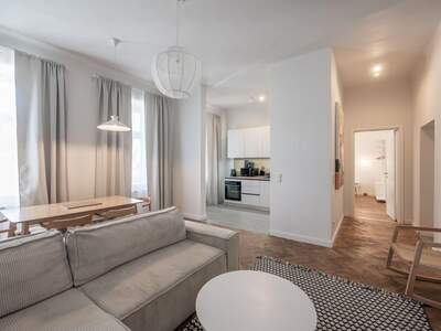 Altbauwohnung mit Balkon kaufen in 1070 Wien (Bild 1)