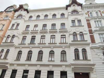 Altbauwohnung mit Balkon kaufen in 1070 Wien (Bild 1)