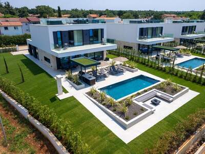 Haus mit Garten kaufen in 52466 Porec (Bild 2)