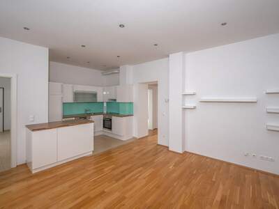 Altbauwohnung mit Balkon kaufen in 1070 Wien (Bild 2)