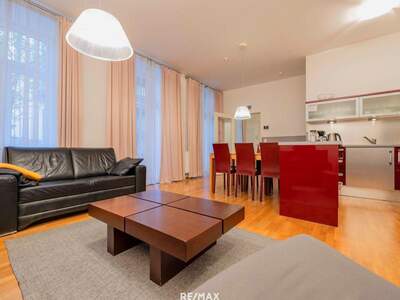 Altbauwohnung mit Balkon kaufen in 1070 Wien (Bild 1)