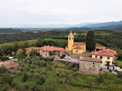 Haus mit Garten kaufen in 34070 Dolegna del Collio (Bild 1)