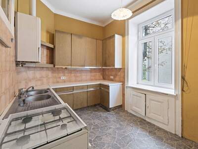 Altbauwohnung mit Balkon kaufen in 1140 Wien (Bild 3)