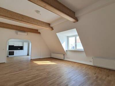 Altbauwohnung mit Balkon mieten in 1080 Wien (Bild 1)