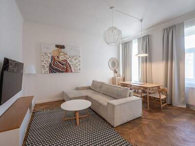 Altbauwohnung mit Balkon kaufen in 1070 Wien