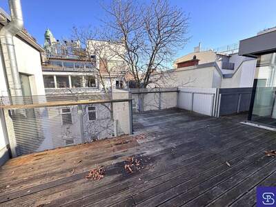 Altbauwohnung mit Balkon mieten in 1070 Wien (Bild 1)