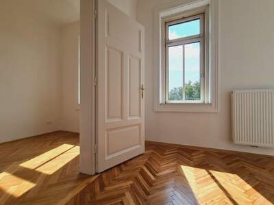 Altbauwohnung mit Balkon kaufen in 1130 Wien (Bild 2)