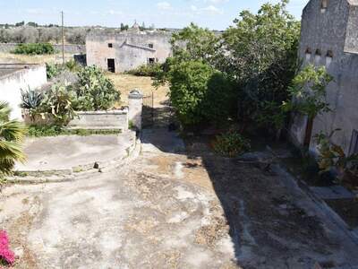 Haus mit Garten kaufen in 73010 Porto Cesareo (Bild 2)