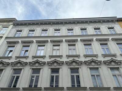 Altbauwohnung mit Balkon kaufen in 1100 Wien