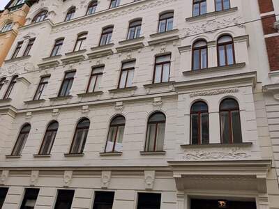 Altbauwohnung mit Balkon kaufen in 1070 Wien (Bild 2)