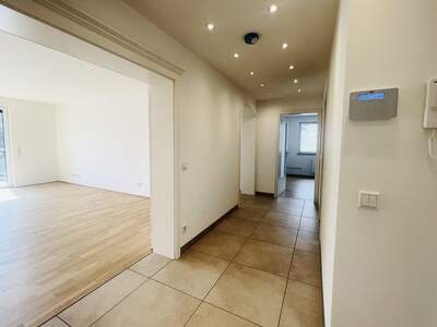 Altbauwohnung mit Balkon mieten in 5020 Salzburg (Bild 2)