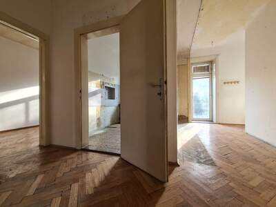 Altbauwohnung mit Balkon kaufen in 1130 Wien (Bild 3)