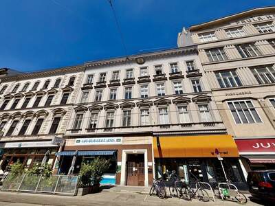 Altbauwohnung mit Balkon kaufen in 1070 Wien (Bild 2)