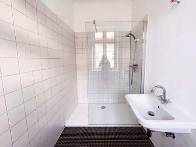 Altbauwohnung mit Balkon kaufen in 1170 Wien (Bild 3)