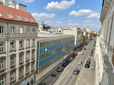 Altbauwohnung mit Balkon kaufen in 1120 Wien (Bild 3)