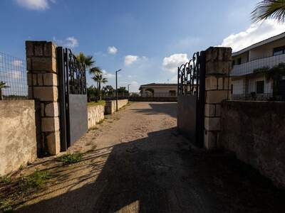 Gewerbeobjekt kaufen in 73100 Santa Maria al Bagno (Bild 2)