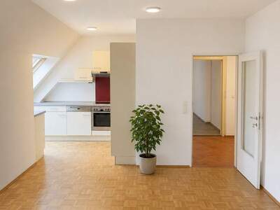 Altbauwohnung mit Balkon kaufen in 8020 Graz (Bild 2)