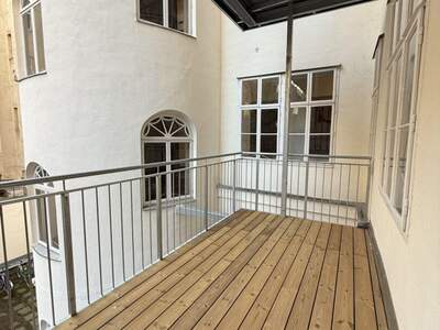 Altbauwohnung mit Balkon kaufen in 1050 Wien (Bild 2)