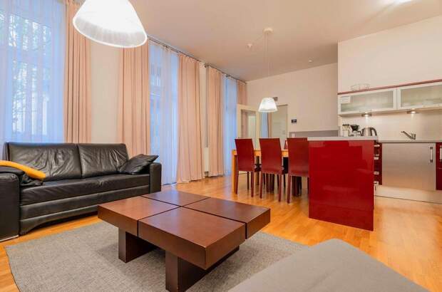 Altbauwohnung mit Balkon kaufen in 1070 Wien (Bild 1)