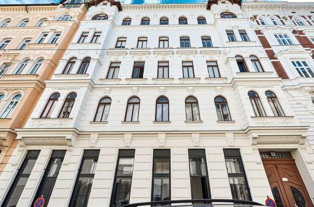 Altbauwohnung mit Balkon kaufen in 1070 Wien (Bild 1)