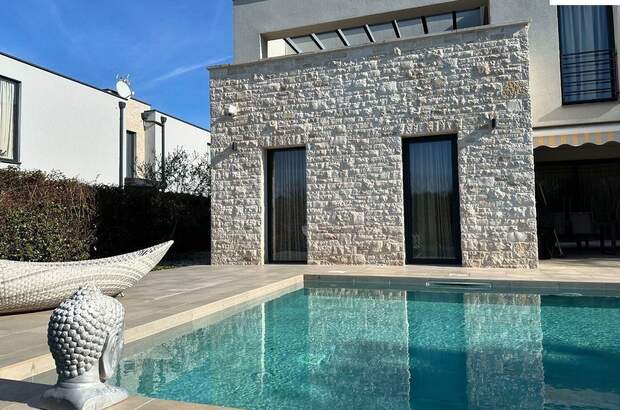 Haus kaufen in 52440 Porec (Bild 1)