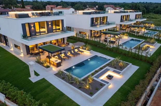 Haus mit Garten kaufen in 52466 Porec (Bild 1)