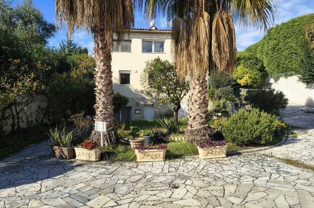 Haus mit Garten kaufen in 6160 Antibes (Bild 1)